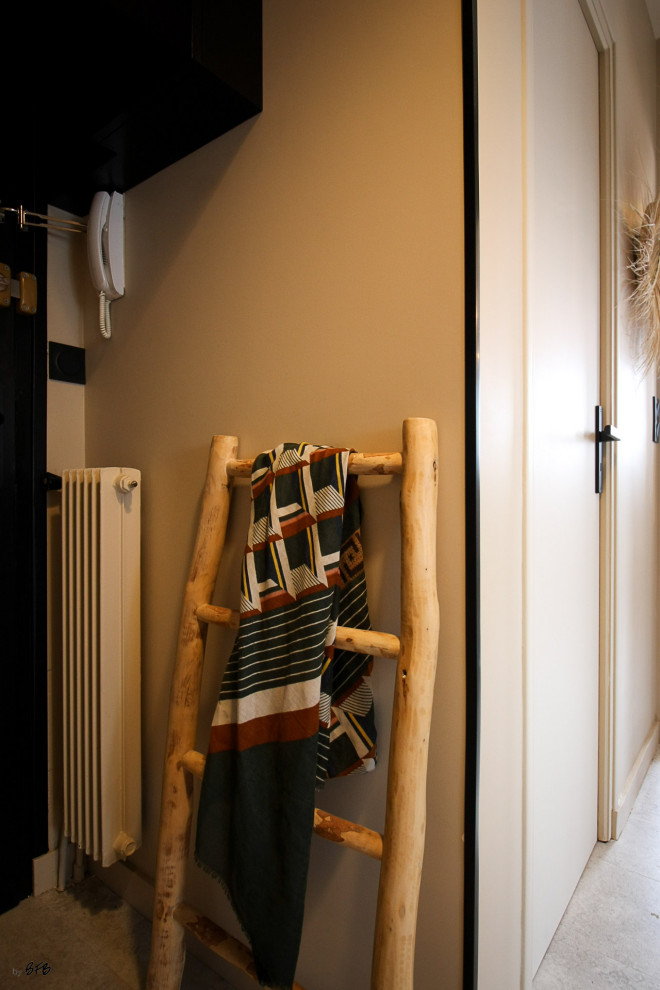На фото: прихожая среднего размера в стиле шебби-шик с бежевыми стенами, полом из линолеума и бежевым полом