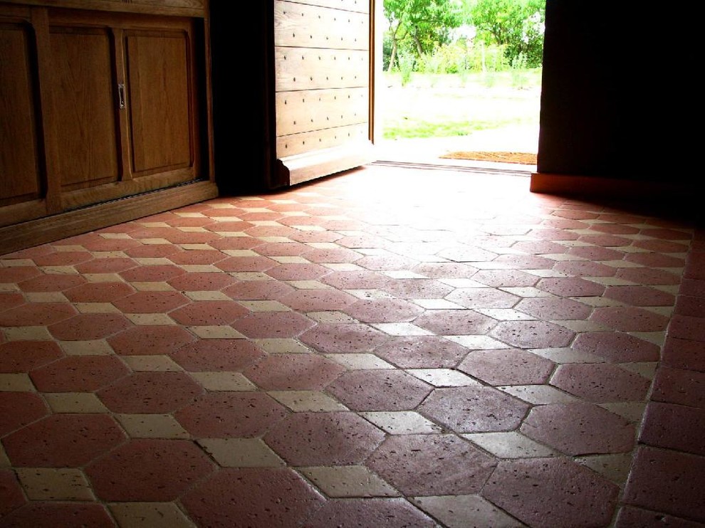 Diseño de entrada tradicional con suelo de baldosas de terracota y suelo rojo