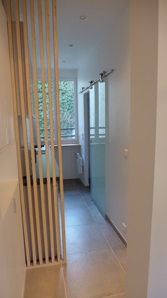 Idee per un piccolo corridoio scandinavo con pareti bianche, pavimento con piastrelle in ceramica, una porta singola e pavimento grigio