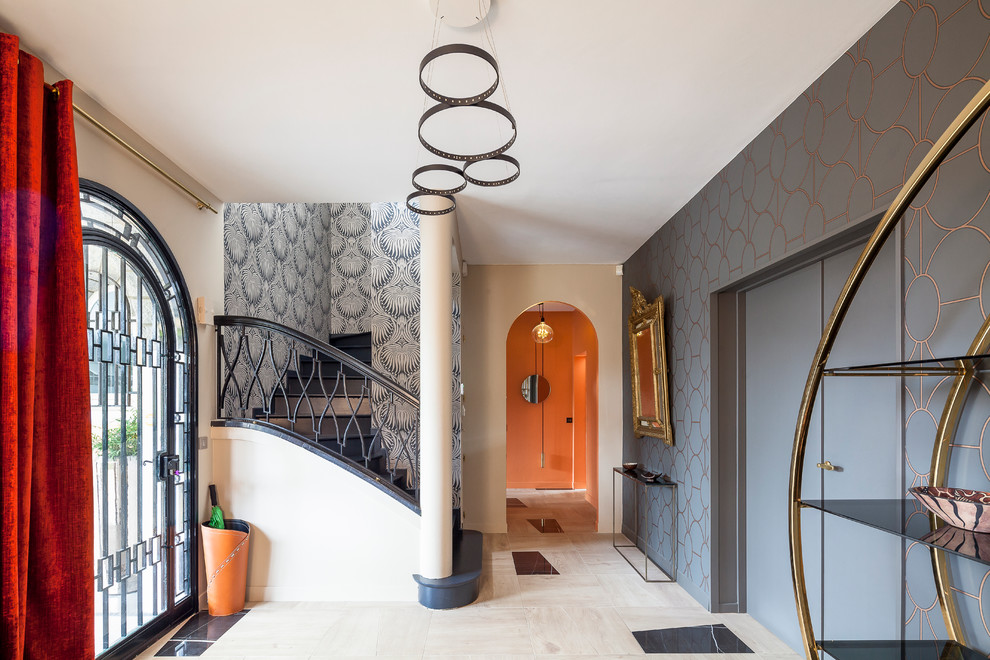 Источник вдохновения для домашнего уюта: большое фойе в современном стиле с бежевыми стенами, полом из керамической плитки, двустворчатой входной дверью, черной входной дверью и бежевым полом