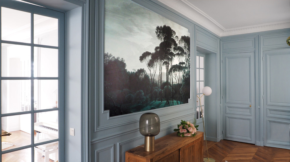 Großer Moderner Eingang mit Korridor, blauer Wandfarbe, braunem Holzboden, Einzeltür, blauer Haustür und braunem Boden in Paris