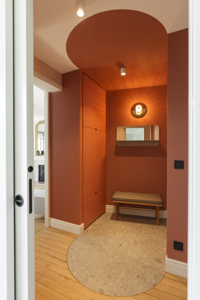 Idéer för att renovera en mellanstor funkis foajé, med rosa väggar, ljust trägolv och grått golv