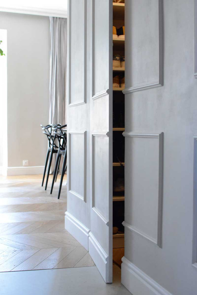 Immagine di un piccolo corridoio minimalista con pareti beige, pavimento in pietra calcarea e pavimento grigio