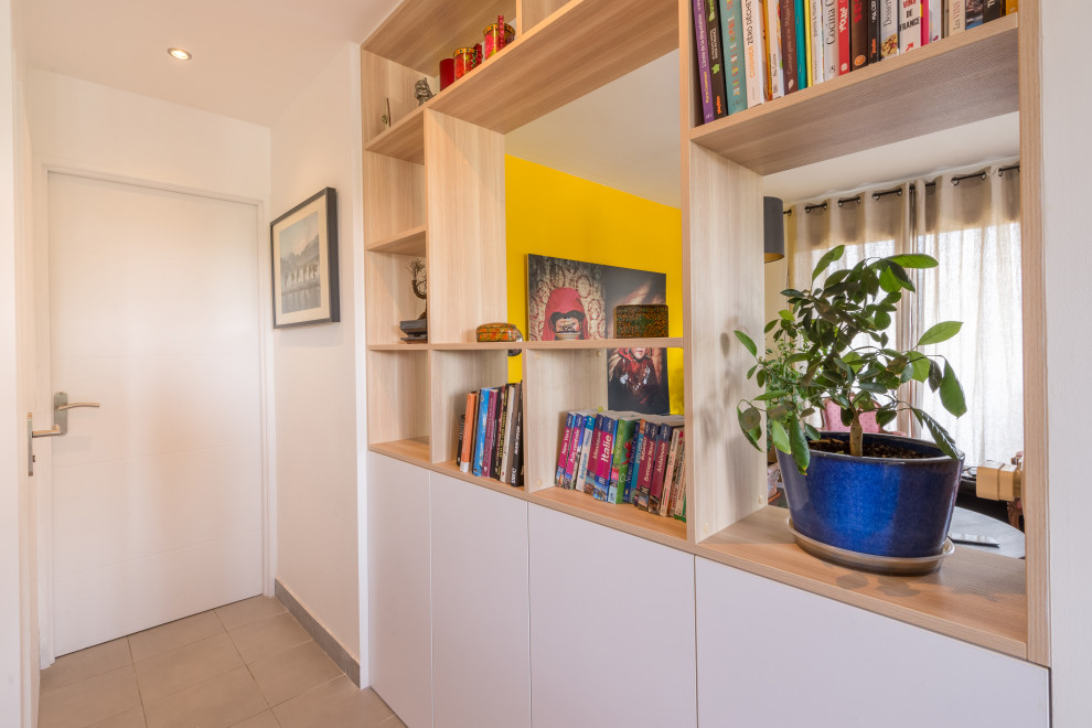 Photo of a small scandi foyer in Lyon with white walls, ceramic flooring, a single front door, a white front door and beige floors.