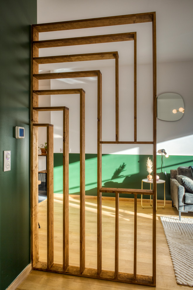 Idee per un ingresso tradizionale di medie dimensioni con pareti verdi, parquet chiaro, una porta singola, una porta bianca e pavimento marrone