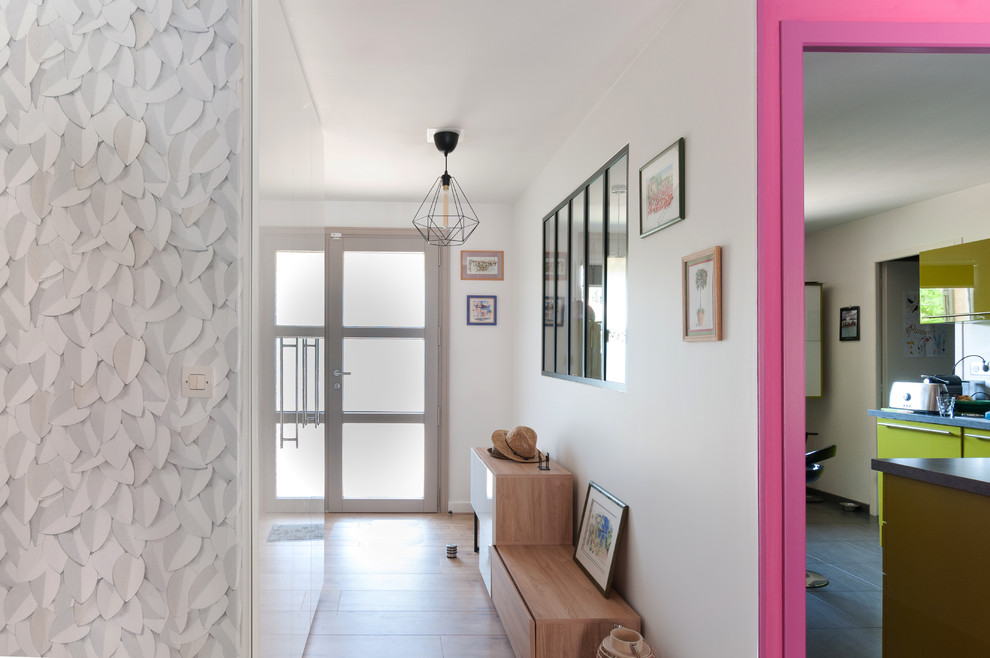 Esempio di un corridoio minimal di medie dimensioni con pareti bianche, parquet chiaro, una porta singola, una porta bianca e pavimento beige