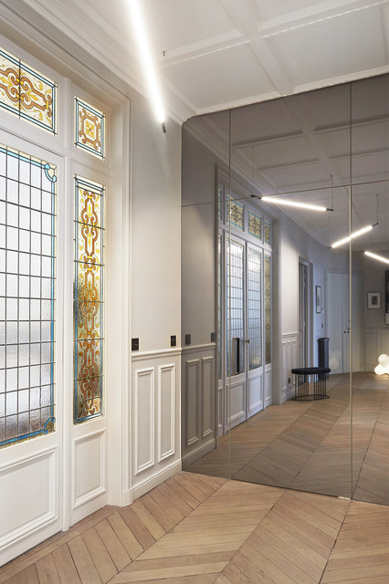 Vestibule, appartement haussmannien - Porte miroir invisible - Classique  Chic - Entrée - Paris - par Jean-Christophe Peyrieux | Houzz