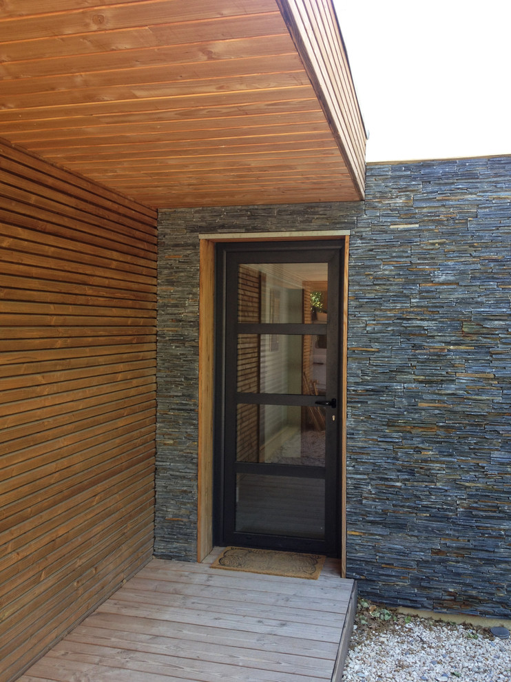 Ejemplo de puerta principal contemporánea, de tamaño medio, con paredes multicolor, suelo de madera clara, puerta simple, puerta gris y suelo beige