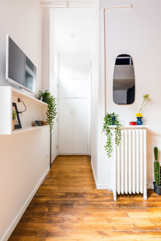 Kleine Industrial Haustür mit weißer Wandfarbe, braunem Holzboden, Einzeltür, weißer Haustür und braunem Boden in Paris