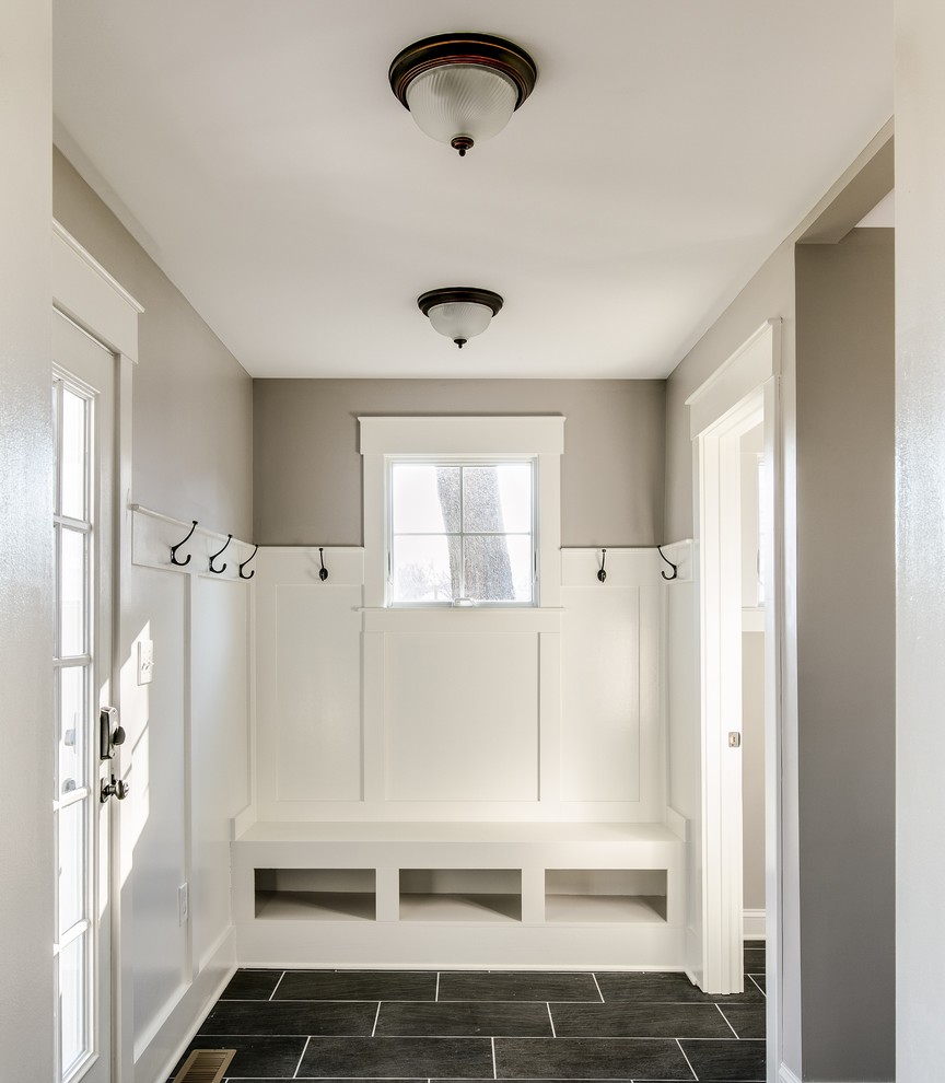 Idéer för att renovera ett mellanstort amerikanskt kapprum, med beige väggar, en enkeldörr, en vit dörr, skiffergolv och grått golv
