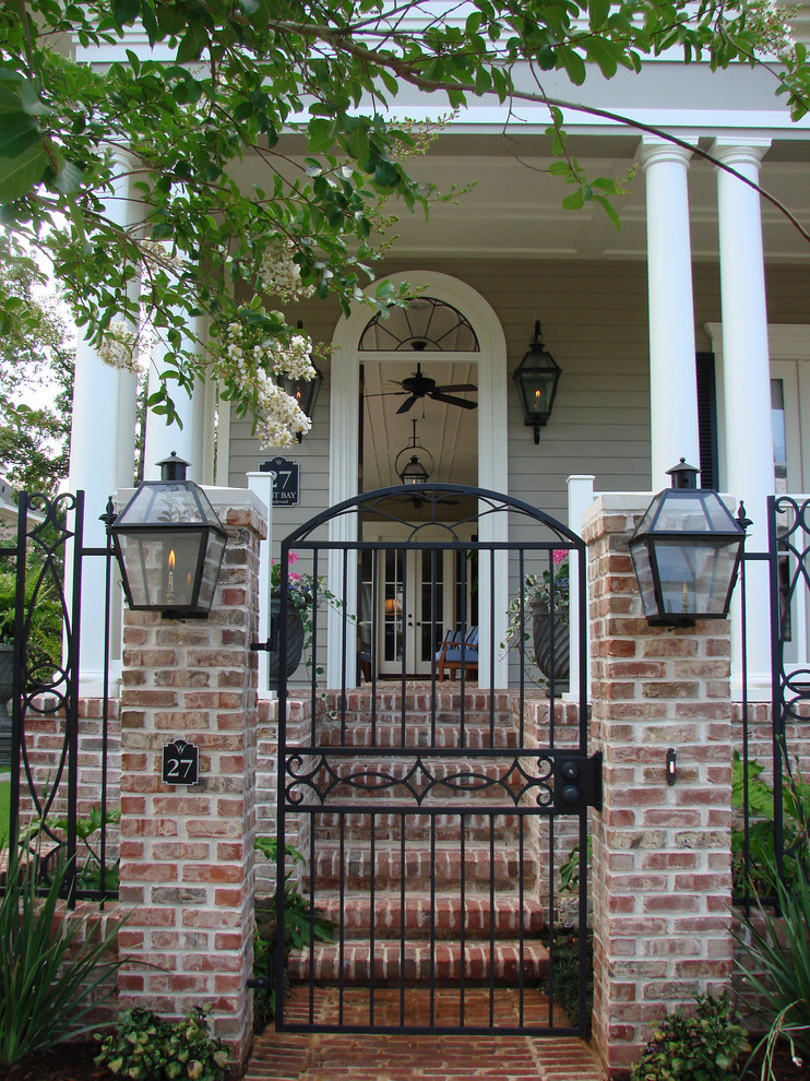 Klassischer Eingang mit Haustür aus Metall in Houston