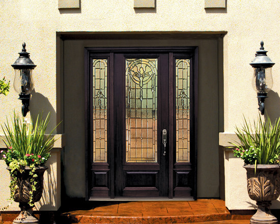 Imagen de puerta principal bohemia de tamaño medio con paredes beige, puerta simple y puerta de madera oscura