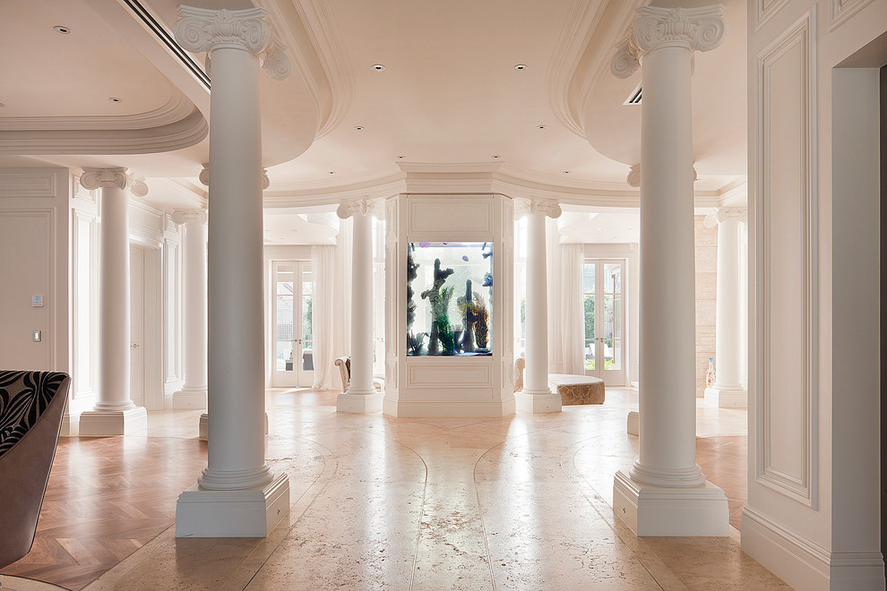 Klassisches Foyer mit weißer Wandfarbe, Travertin, Doppeltür und beigem Boden in Melbourne