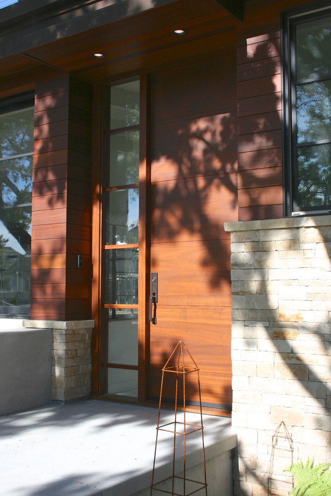 Idées déco pour une petite porte d'entrée moderne avec un mur marron, sol en béton ciré, une porte simple, une porte en bois brun et un sol gris.