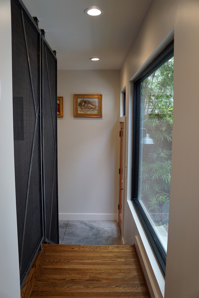 Источник вдохновения для домашнего уюта: узкая прихожая среднего размера в стиле модернизм с белыми стенами, паркетным полом среднего тона, одностворчатой входной дверью, стеклянной входной дверью и коричневым полом