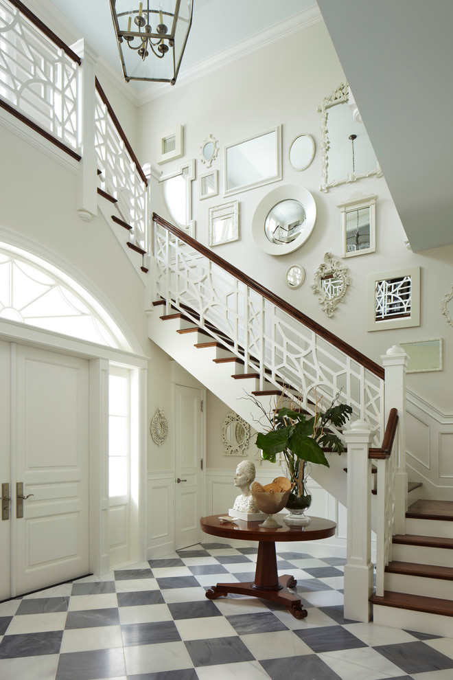 На фото: фойе в классическом стиле с белыми стенами, двустворчатой входной дверью и белой входной дверью с