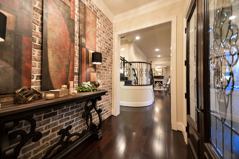 Foto de hall clásico renovado de tamaño medio con paredes beige, suelo de madera oscura, puerta simple y puerta marrón