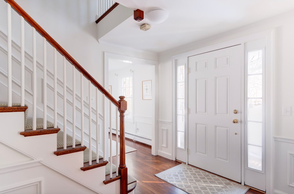 Mittelgroße Klassische Haustür mit weißer Wandfarbe, braunem Holzboden, Einzeltür und weißer Haustür in Boston