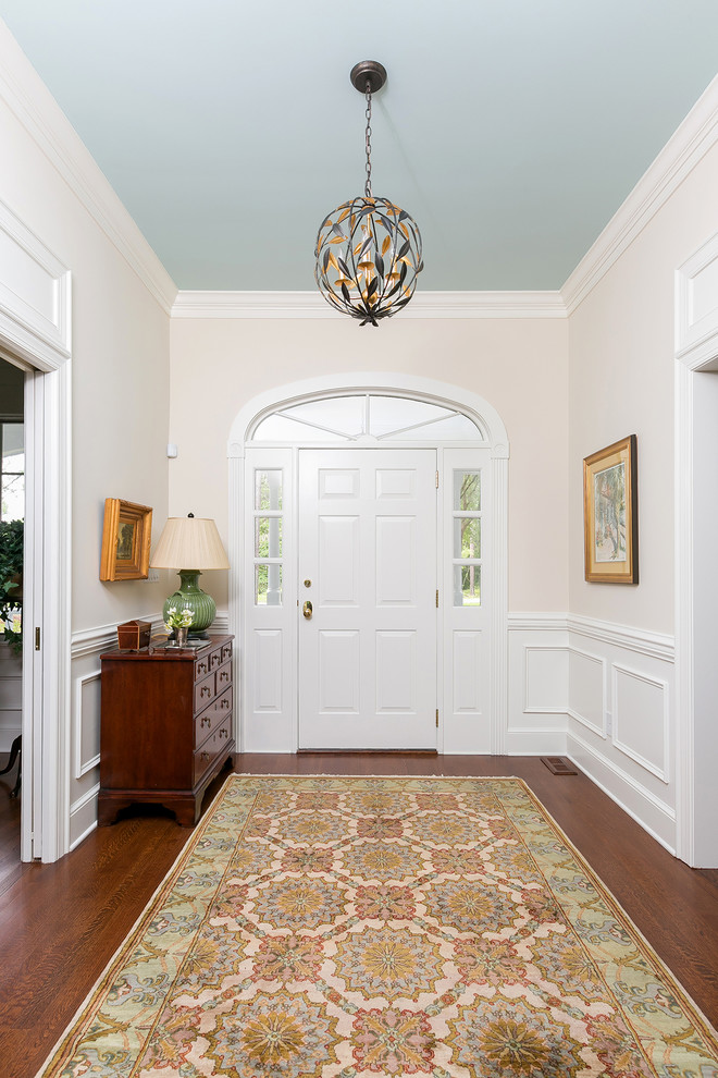 Mittelgroßer Moderner Eingang mit Korridor, beiger Wandfarbe, braunem Holzboden, Einzeltür, weißer Haustür und braunem Boden in Charleston