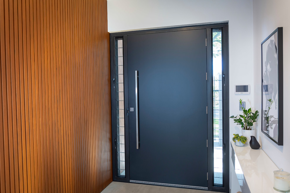 Источник вдохновения для домашнего уюта: большая входная дверь в современном стиле с белыми стенами, полом из керамической плитки, одностворчатой входной дверью, синей входной дверью и бежевым полом