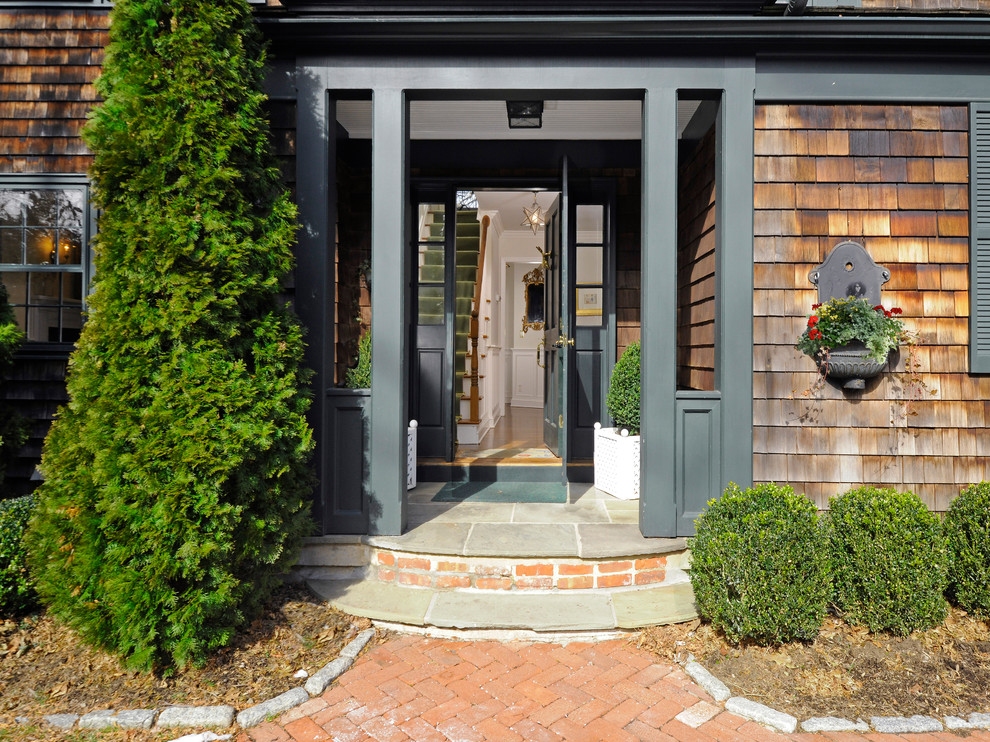 Klassische Haustür mit brauner Wandfarbe, Einzeltür, grauer Haustür und grauem Boden in New York