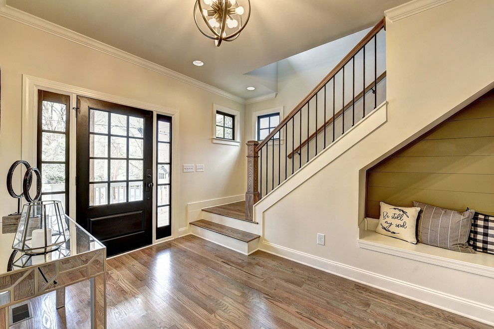 Landhausstil Foyer mit weißer Wandfarbe, braunem Holzboden, Einzeltür, schwarzer Haustür und braunem Boden in Atlanta
