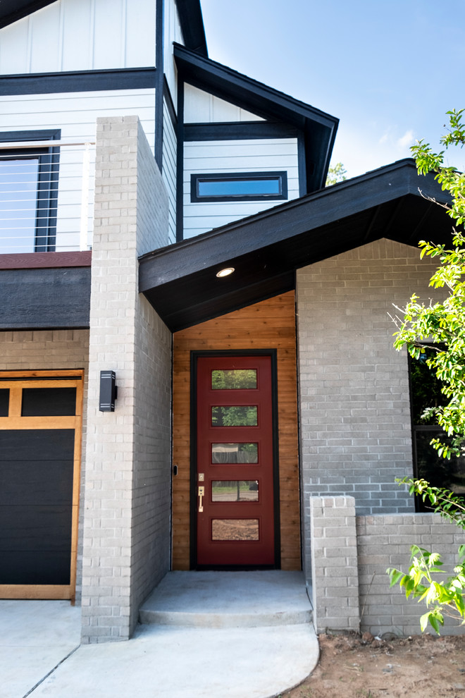 Moderne Haustür mit bunten Wänden, Einzeltür und roter Haustür in Oklahoma City