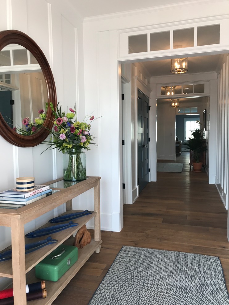 Mittelgroße Maritime Haustür mit weißer Wandfarbe, braunem Holzboden, Einzeltür, hellbrauner Holzhaustür und braunem Boden in Sonstige