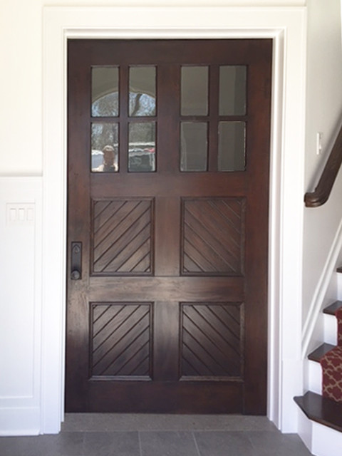 Cette image montre une petite porte d'entrée traditionnelle avec une porte simple et une porte en bois foncé.