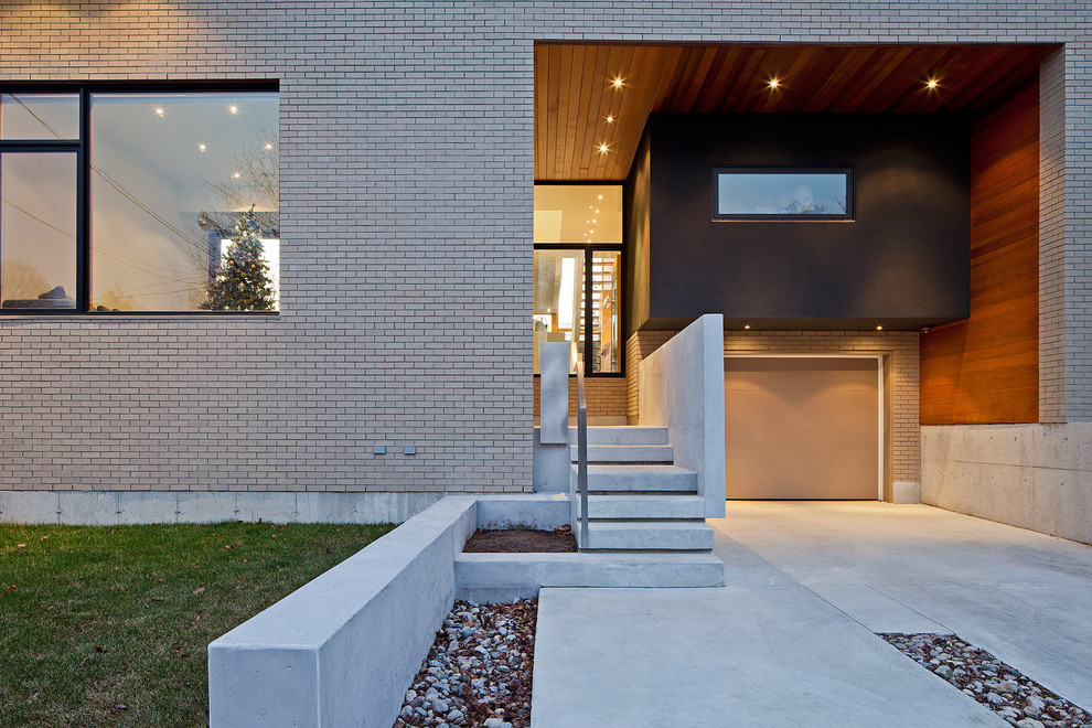Moderner Eingang mit Einzeltür und Haustür aus Glas in Toronto