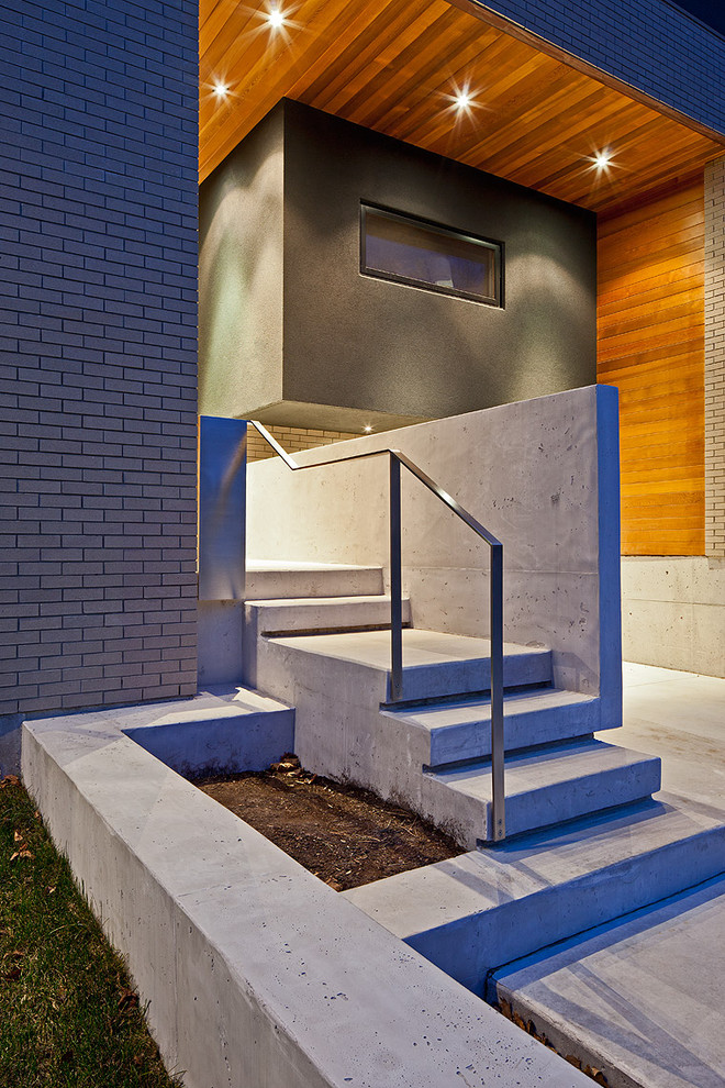 Moderner Eingang mit Betonboden in Toronto