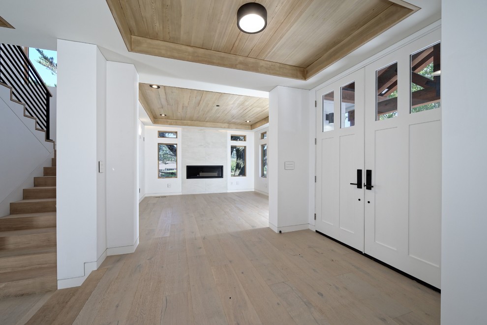 Mittelgroße Klassische Haustür mit weißer Wandfarbe, hellem Holzboden, Doppeltür und weißer Haustür in San Francisco