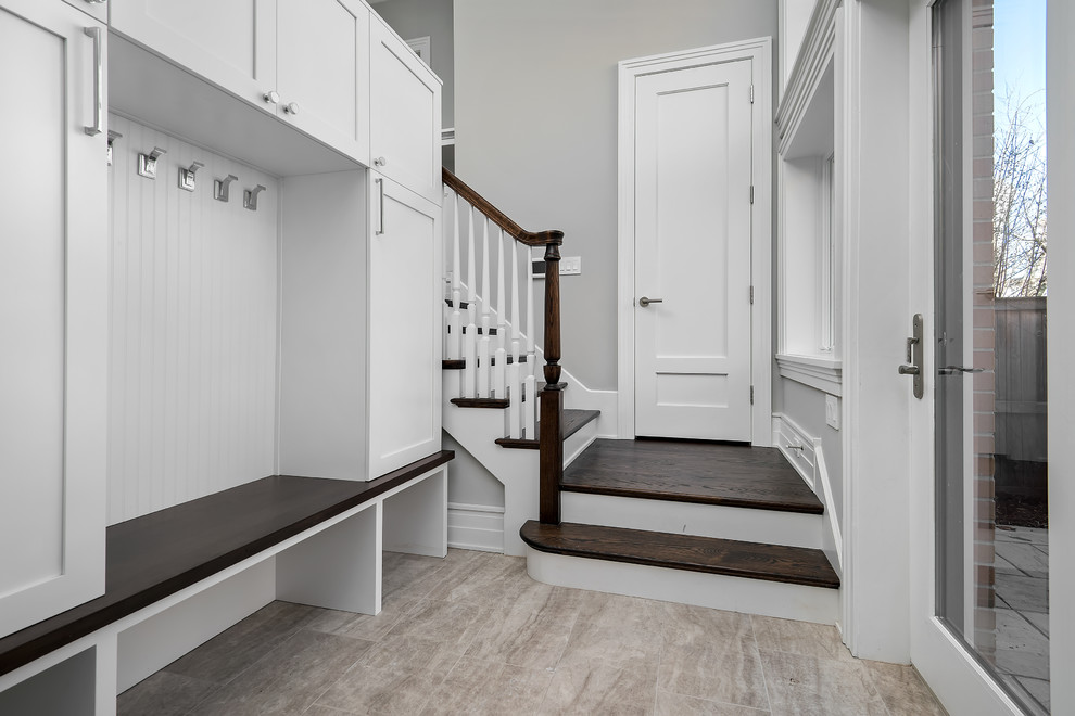 Example of a transitional entryway design in Chicago
