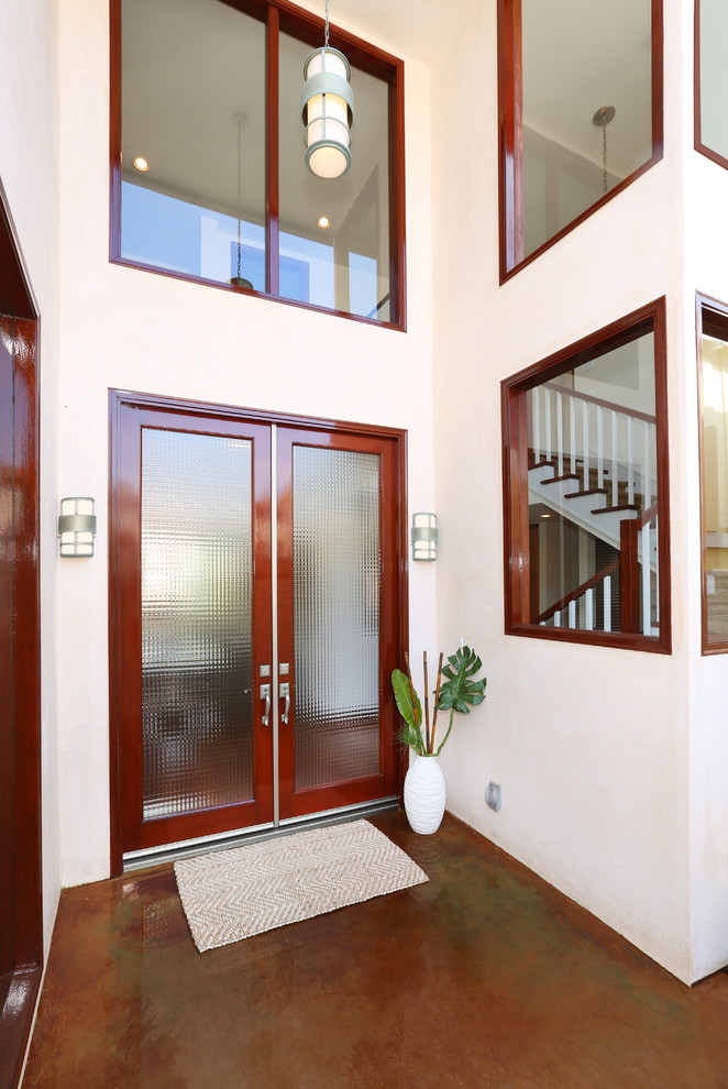 Moderner Eingang mit Betonboden und Doppeltür in Orange County