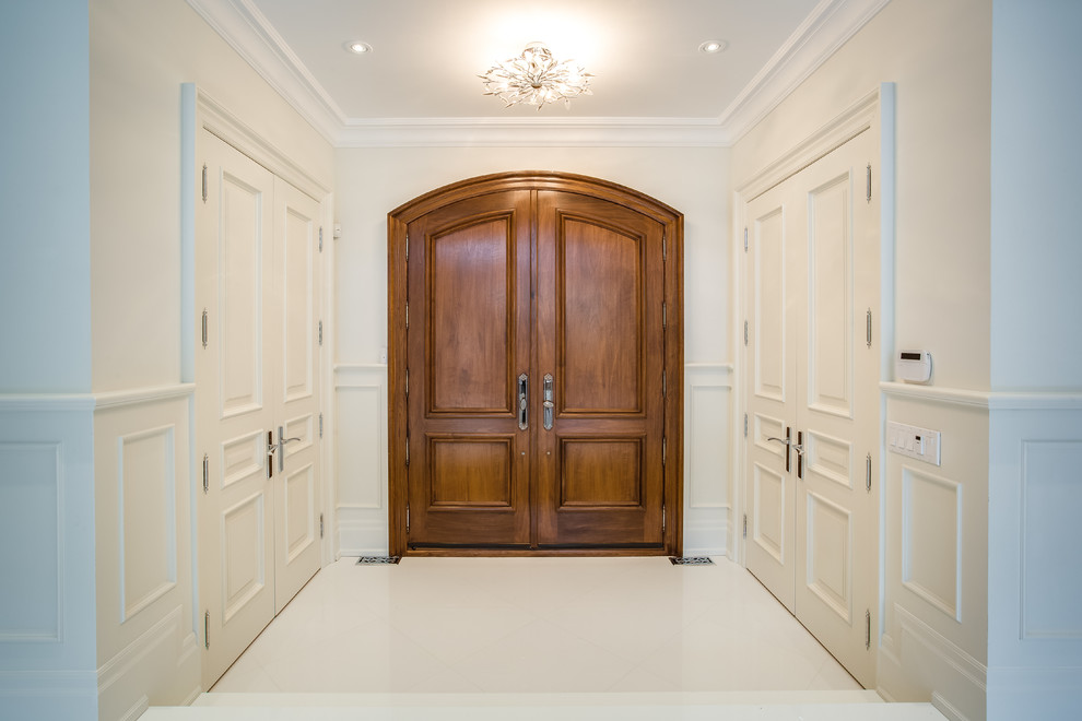 Пример оригинального дизайна: фойе среднего размера в современном стиле с белыми стенами, двустворчатой входной дверью и коричневой входной дверью