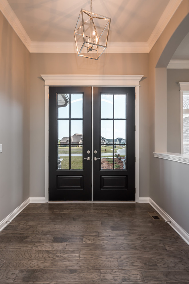 Große Rustikale Haustür mit grauer Wandfarbe, dunklem Holzboden, Doppeltür, schwarzer Haustür und braunem Boden in Louisville