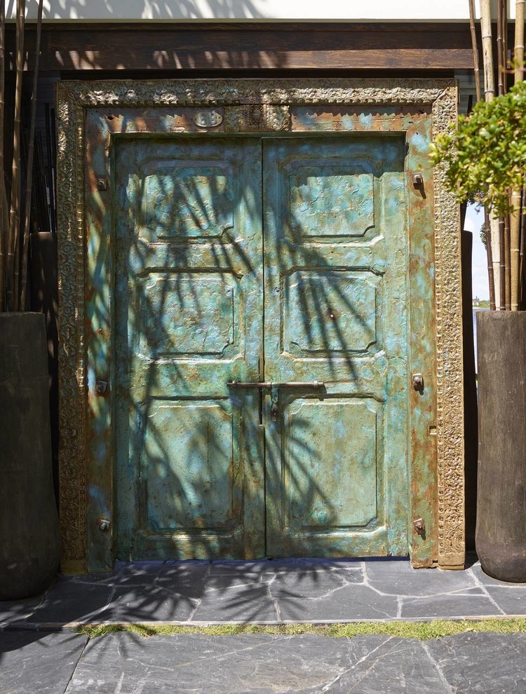 Идея дизайна: огромная входная дверь в восточном стиле с разноцветными стенами, полом из сланца, двустворчатой входной дверью, синей входной дверью и серым полом