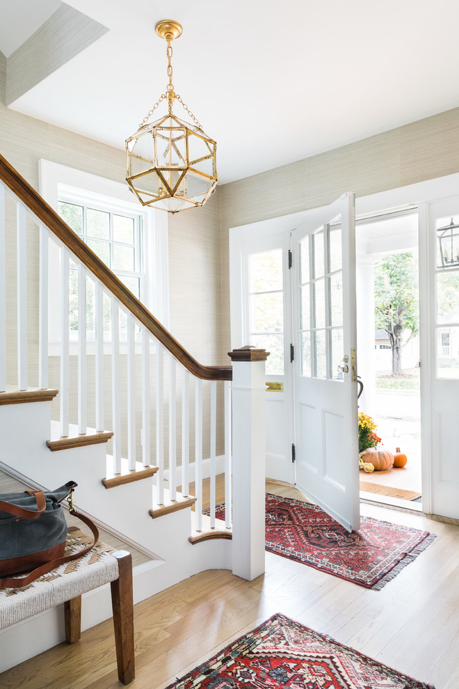 Klassische Haustür mit beiger Wandfarbe, hellem Holzboden, Einzeltür, weißer Haustür und beigem Boden in Boston