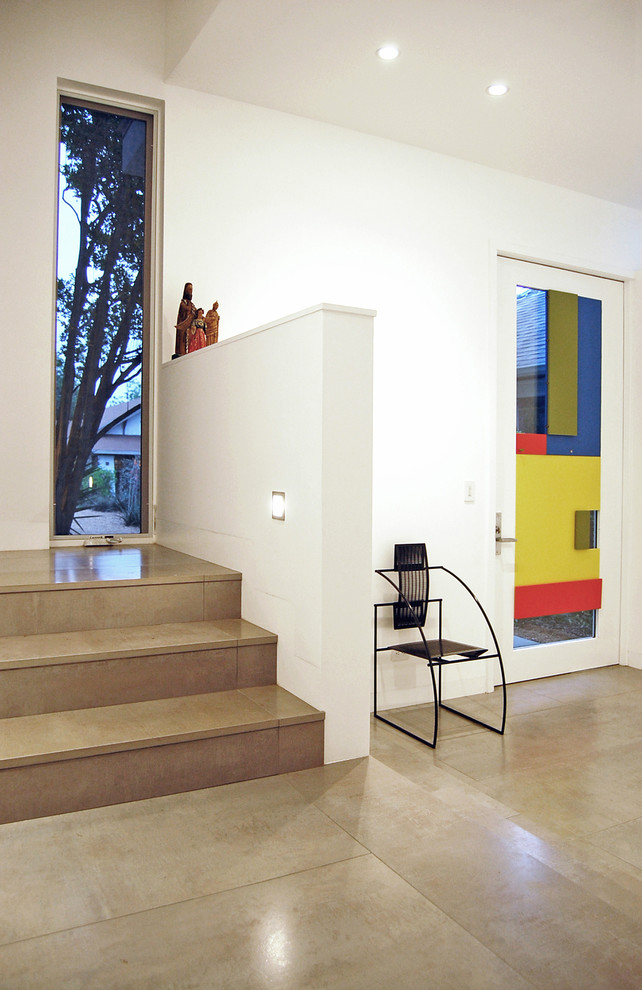 Идея дизайна: маленькая входная дверь в современном стиле с белыми стенами, полом из керамогранита и одностворчатой входной дверью для на участке и в саду