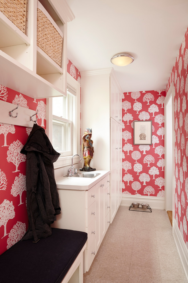 Exemple d'une entrée chic de taille moyenne avec un vestiaire, un mur rouge et un sol en vinyl.