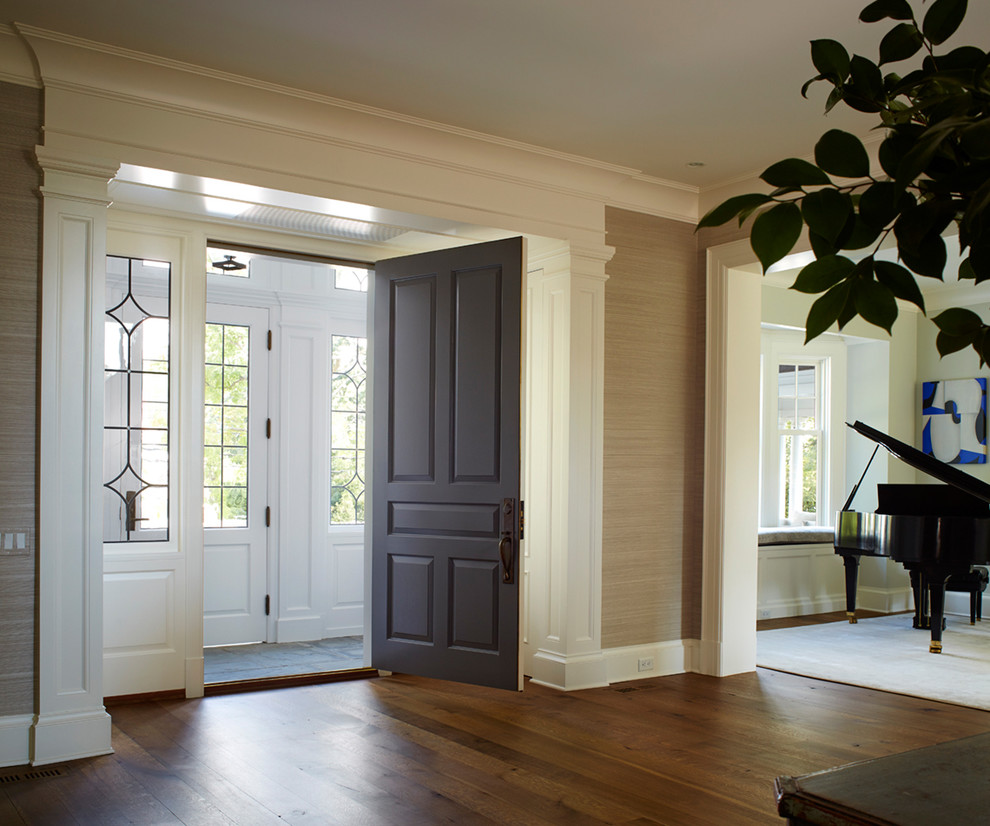 Ispirazione per una porta d'ingresso tradizionale di medie dimensioni con una porta a due ante, parquet scuro, pareti bianche, una porta bianca e pavimento marrone