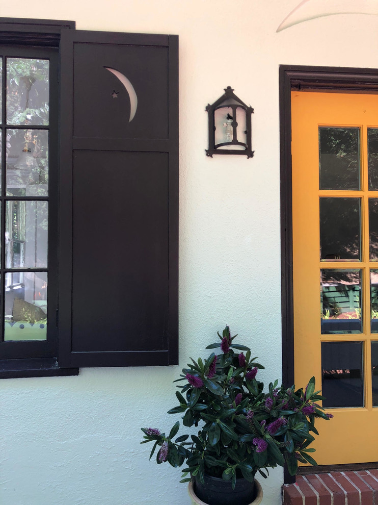Идея дизайна: большая входная дверь в современном стиле с белыми стенами, кирпичным полом, одностворчатой входной дверью, желтой входной дверью и красным полом