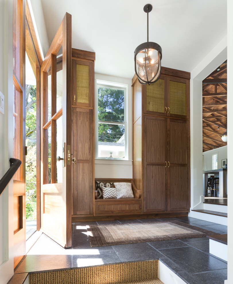 Imagen de vestíbulo clásico renovado con paredes blancas, puerta simple y puerta de madera en tonos medios