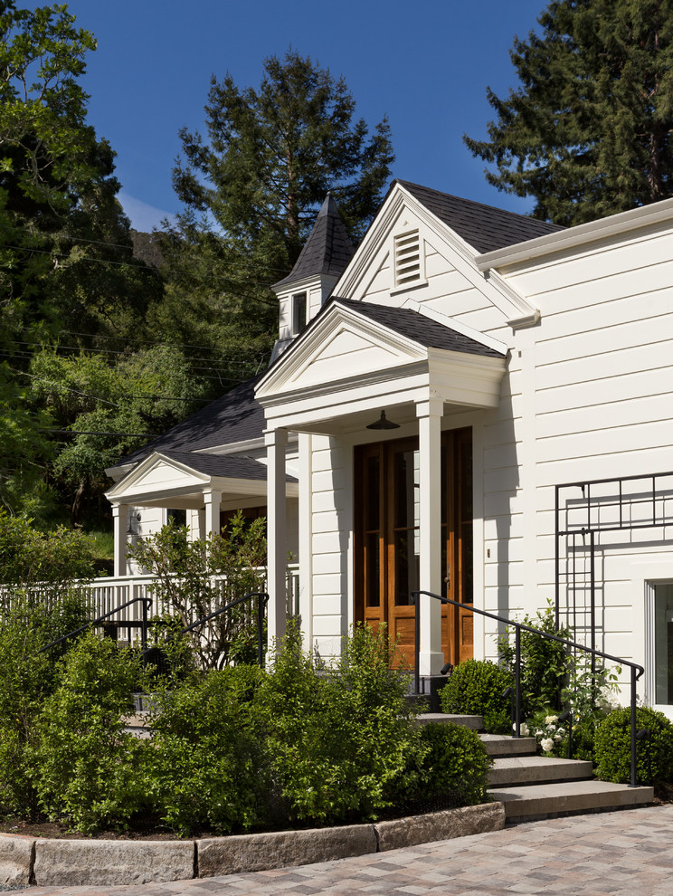 Klassische Haustür mit Einzeltür und hellbrauner Holzhaustür in San Francisco
