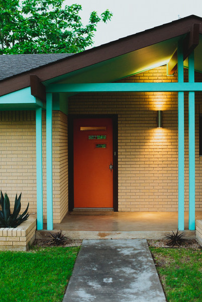 Example of a 1950s entryway design in Austin