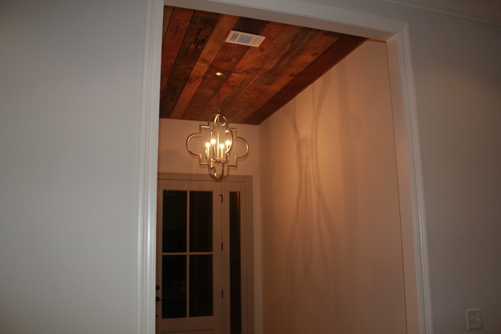 Imagen de distribuidor rústico de tamaño medio con paredes blancas, suelo de madera oscura, puerta simple y puerta gris