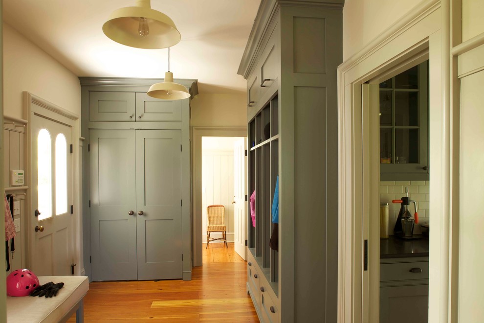 Источник вдохновения для домашнего уюта: прихожая со шкафом для обуви в стиле кантри с белыми стенами, паркетным полом среднего тона, одностворчатой входной дверью и белой входной дверью