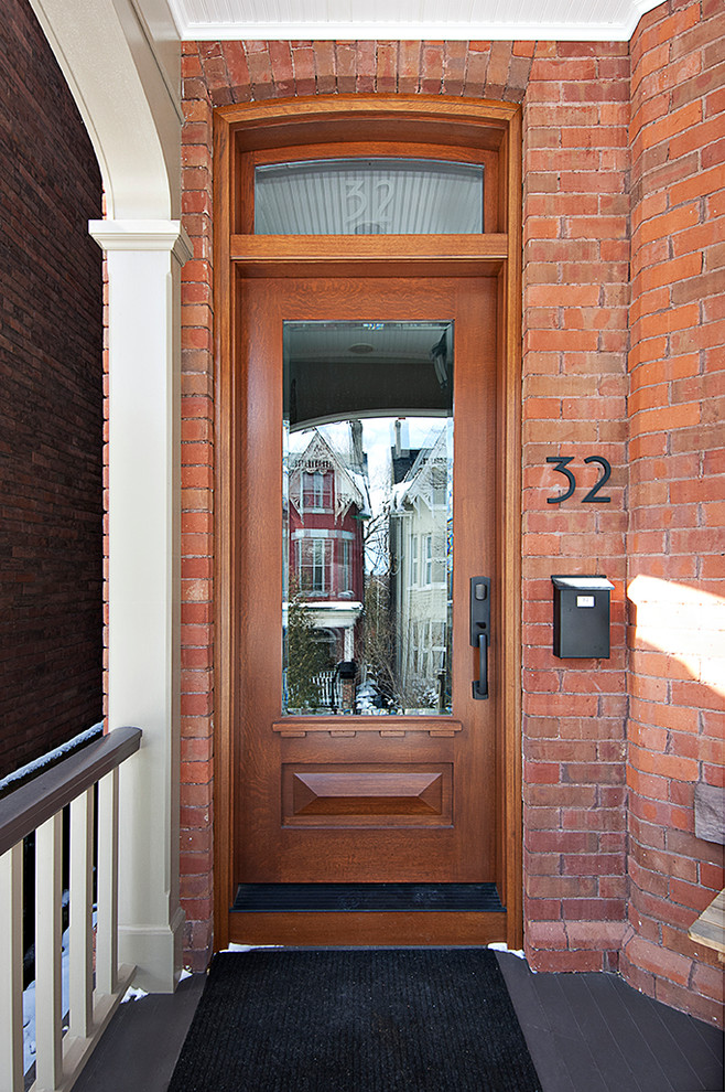 Diseño de puerta principal clásica pequeña con puerta simple, puerta de madera en tonos medios y paredes rojas