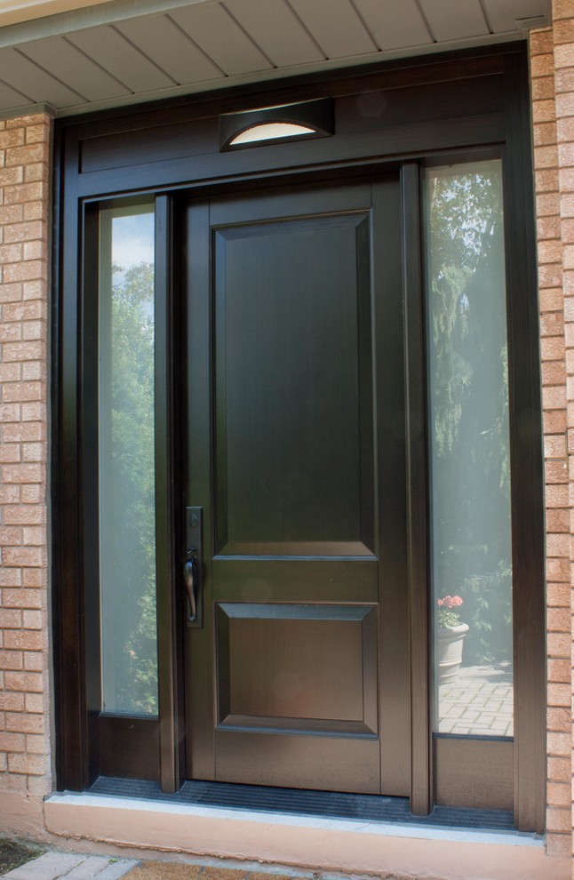 Ispirazione per una piccola porta d'ingresso tradizionale con pareti beige, una porta singola e una porta in legno scuro