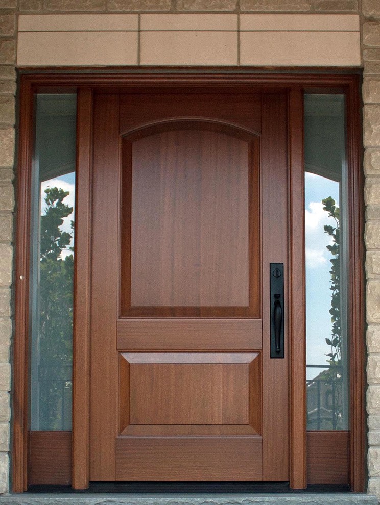 Esempio di una piccola porta d'ingresso tradizionale con pareti beige, una porta singola e una porta in legno bruno